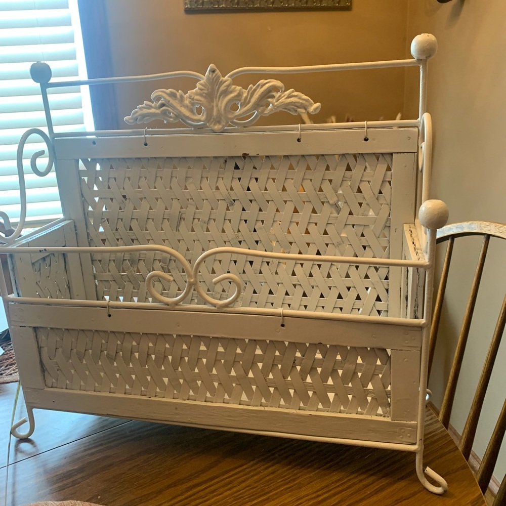 Metal / wood footed basket - - Picture 15 of 15